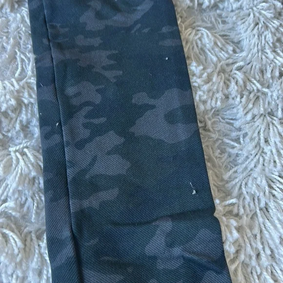 MUST GO Spanx dark camo leggings - Picture 4 of 5